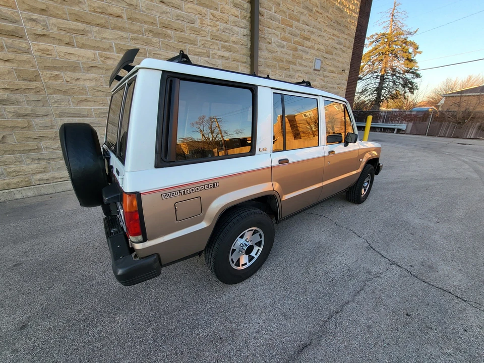 1988 Isuzu Trooper - Image 10 of 31