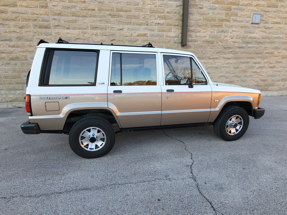1988 Isuzu Trooper - Image 9 of 31