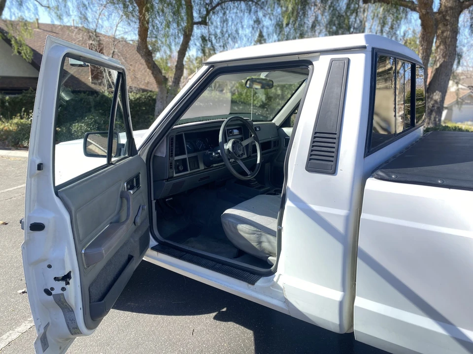 1988 Jeep Comanche - Image 28 of 31