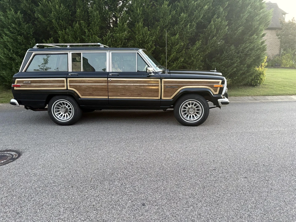 1988 Jeep SJ Grand Wagoneer - Image 23 of 31