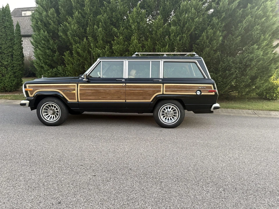 1988 Jeep SJ Grand Wagoneer - Image 15 of 31