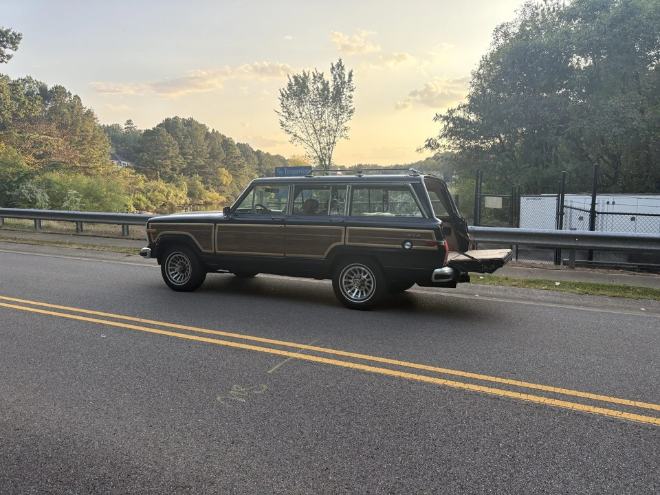 1988 Jeep SJ Grand Wagoneer - Image 18 of 31