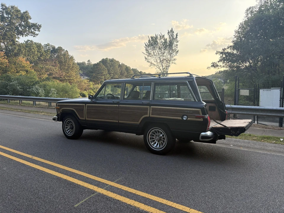 1988 Jeep SJ Grand Wagoneer - Image 19 of 31