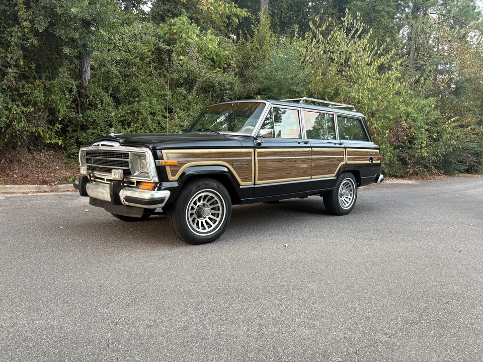 1988 Jeep SJ Grand Wagoneer - Image 10 of 31
