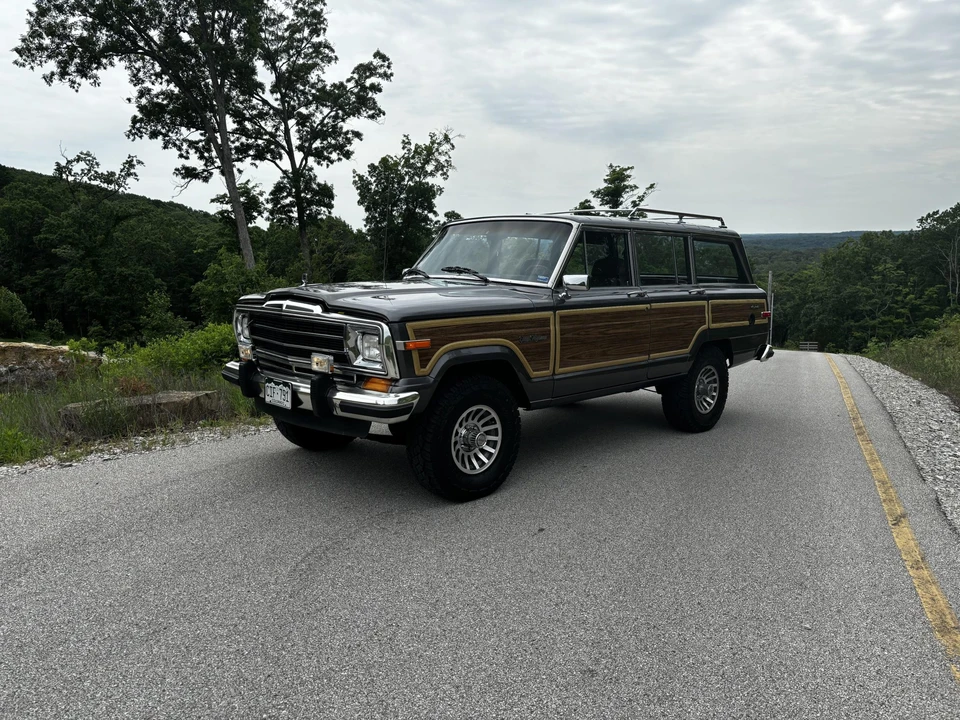 1988 Jeep SJ Grand Wagoneer - Image 7 of 31