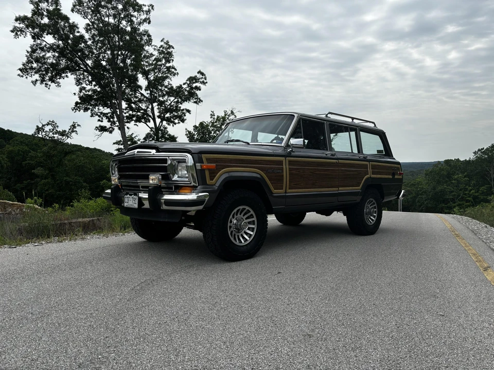 1988 Jeep SJ Grand Wagoneer - Image 8 of 31