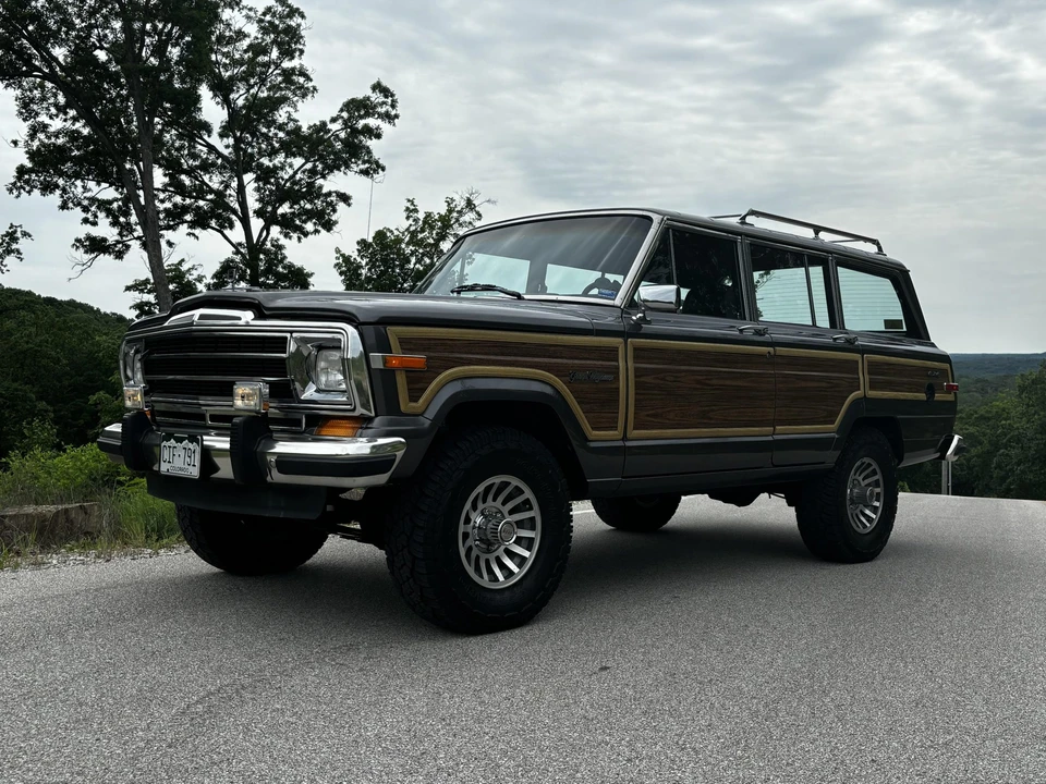 1988 Jeep SJ Grand Wagoneer - Image 9 of 31