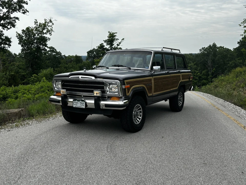 1988 Jeep SJ Grand Wagoneer - Image 5 of 31