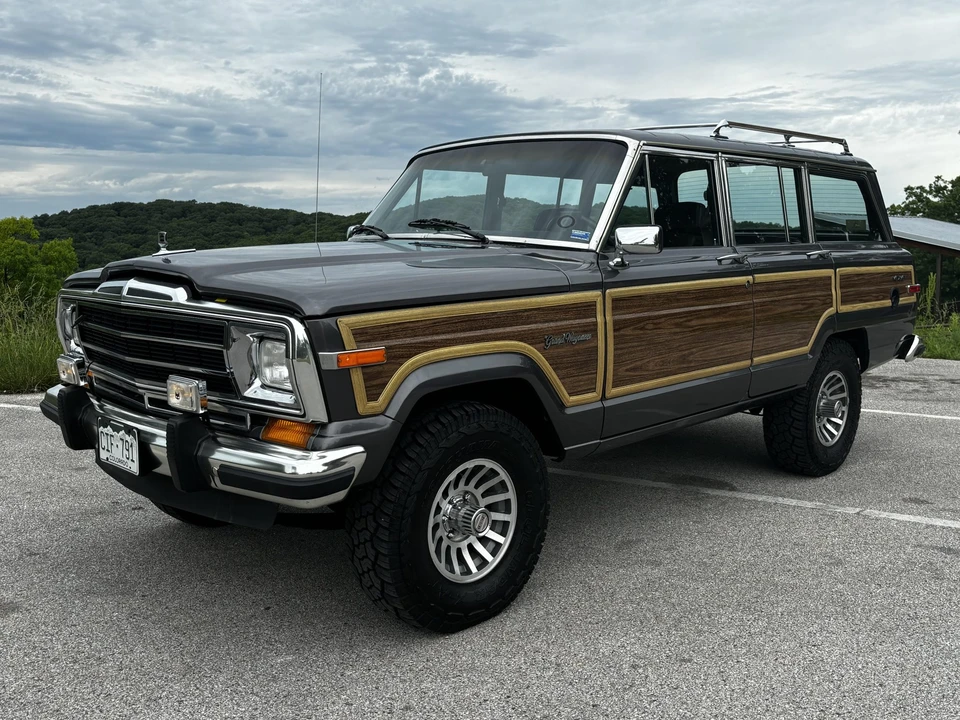 1988 Jeep SJ Grand Wagoneer - Image 10 of 31