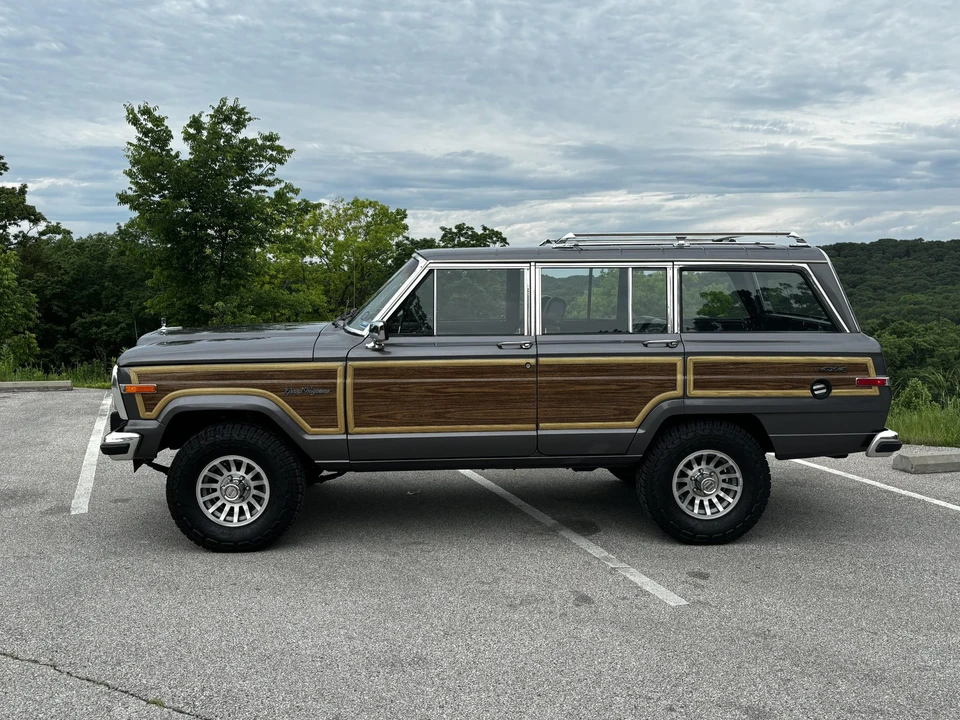 1988 Jeep SJ Grand Wagoneer - Image 14 of 31