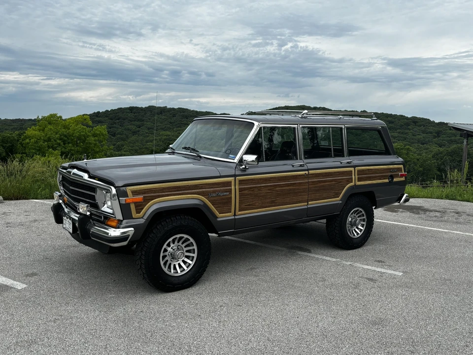 1988 Jeep SJ Grand Wagoneer - Image 11 of 31