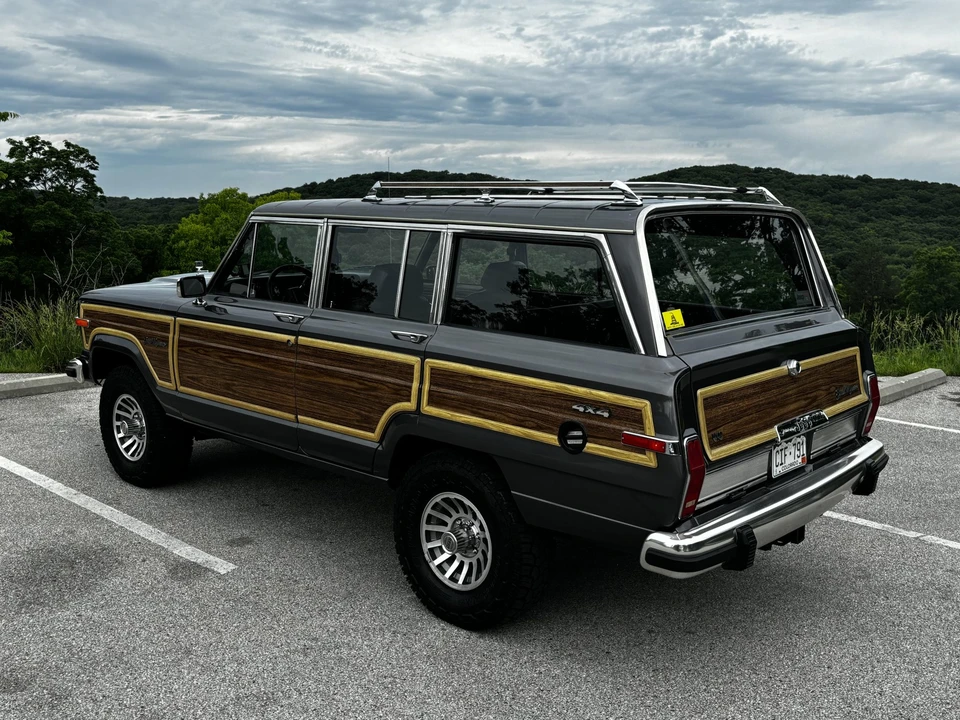 1988 Jeep SJ Grand Wagoneer - Image 17 of 31
