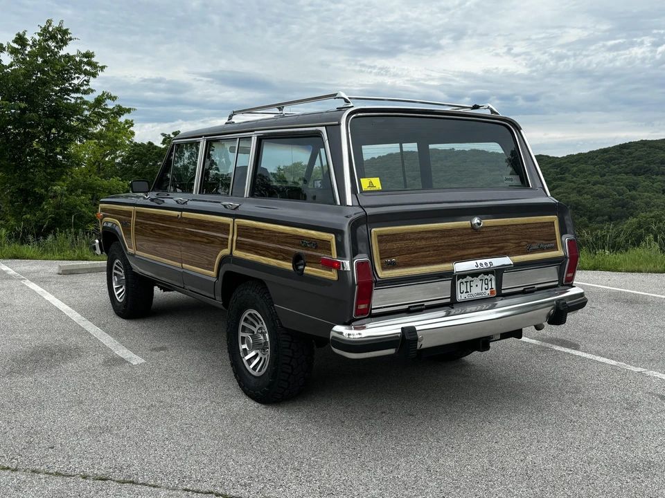 1988 Jeep SJ Grand Wagoneer - Image 16 of 31