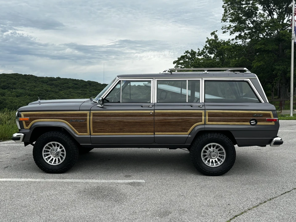 1988 Jeep SJ Grand Wagoneer - Image 15 of 31