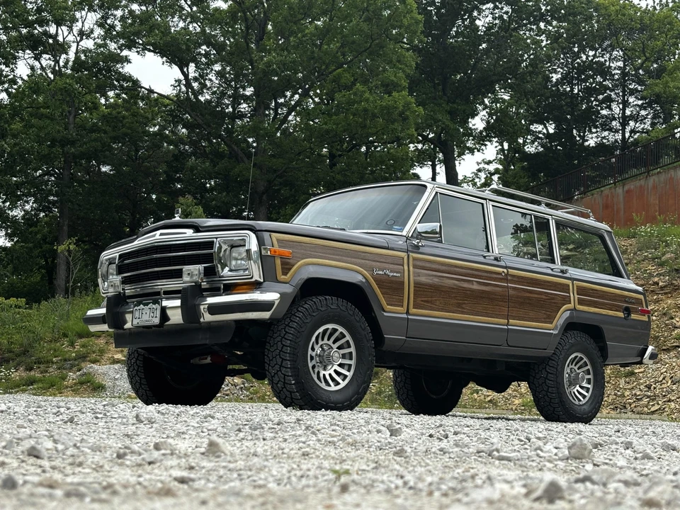 1988 Jeep SJ Grand Wagoneer - Image 13 of 31