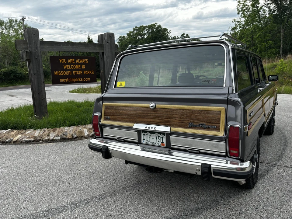 1988 Jeep SJ Grand Wagoneer - Image 19 of 31