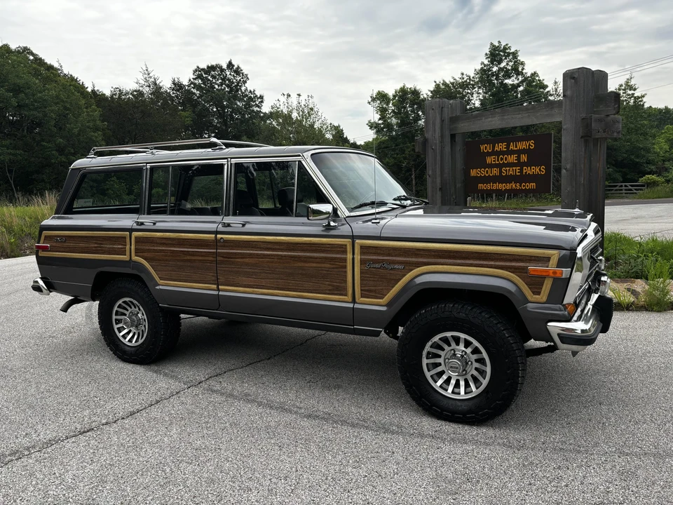 1988 Jeep SJ Grand Wagoneer - Image 21 of 31