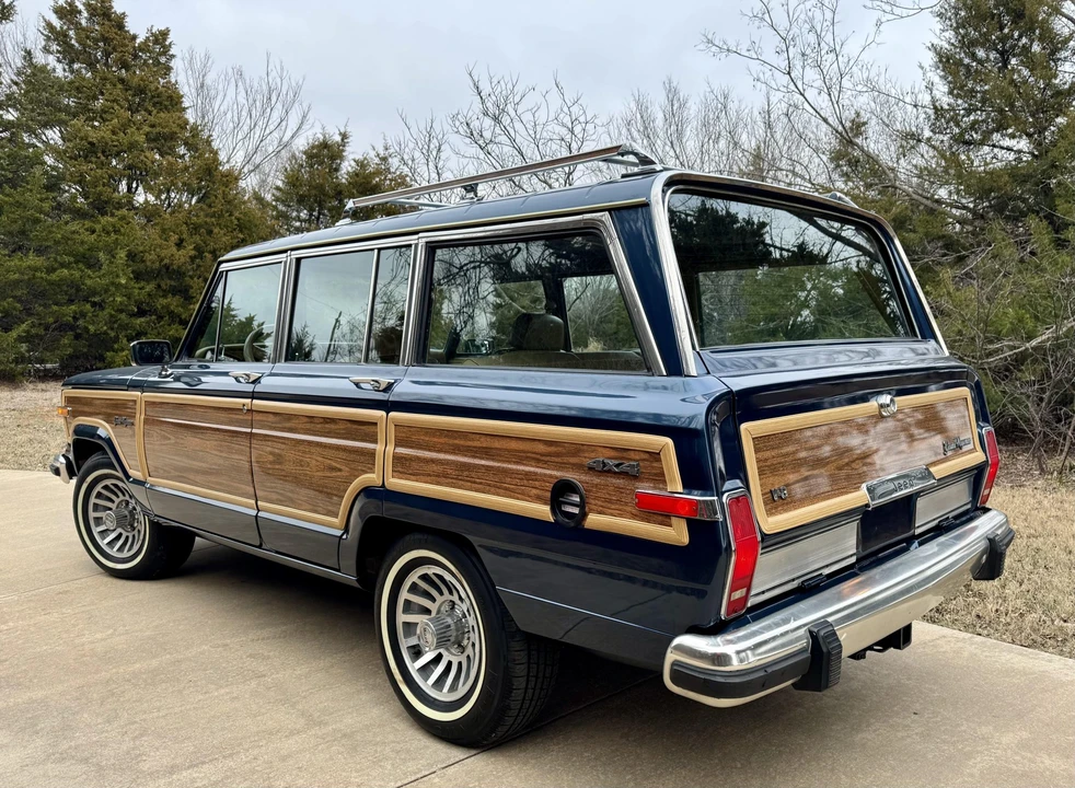 1988 Jeep SJ Grand Wagoneer - Image 9 of 31