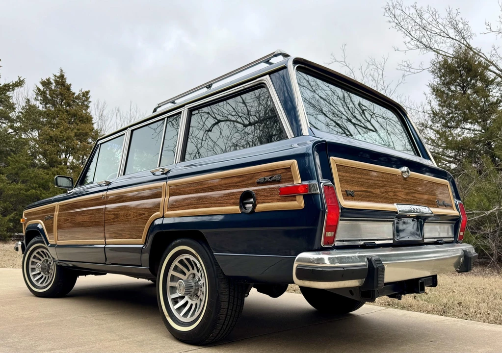 1988 Jeep SJ Grand Wagoneer - Image 11 of 31