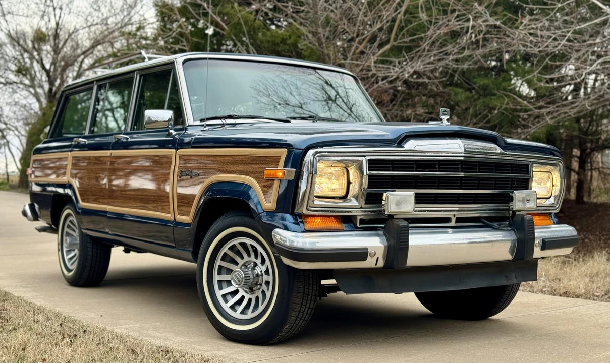 1988 Jeep SJ Grand Wagoneer - Image 24 of 31