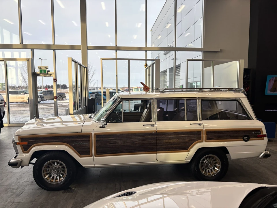 1988 Jeep SJ Grand Wagoneer - Image 14 of 31