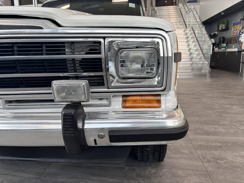 1988 Jeep SJ Grand Wagoneer - Image 20 of 31