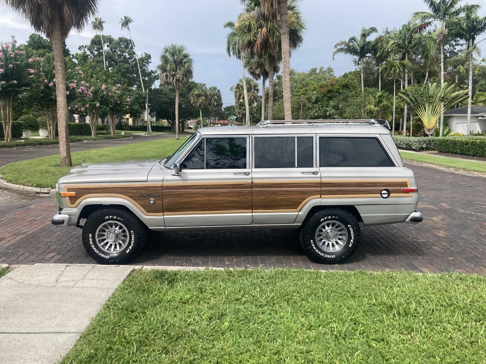 1988 Jeep SJ Grand Wagoneer - Image 5 of 31