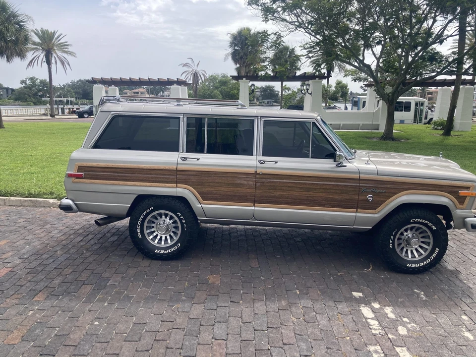 1988 Jeep SJ Grand Wagoneer - Image 9 of 31