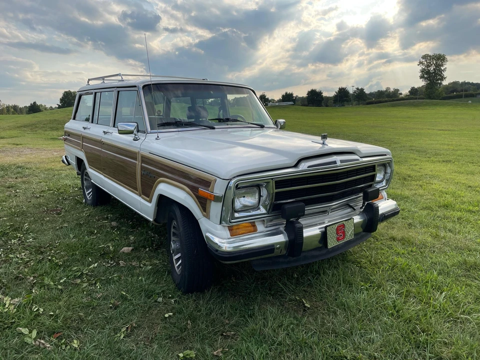 1988 Jeep SJ Grand Wagoneer - Image 14 of 31