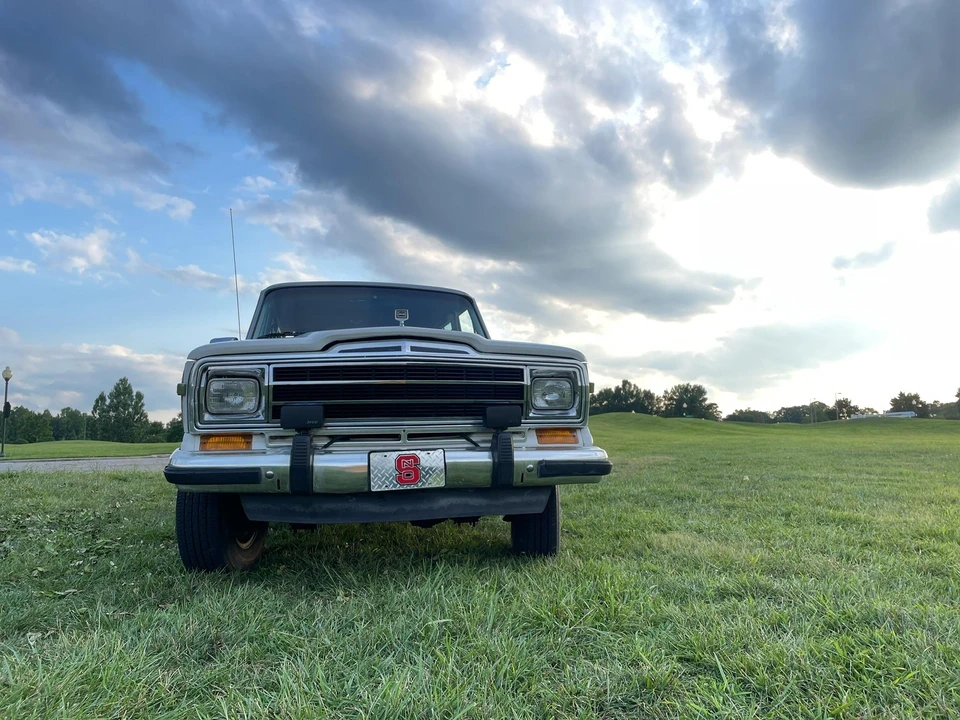 1988 Jeep SJ Grand Wagoneer - Image 4 of 31