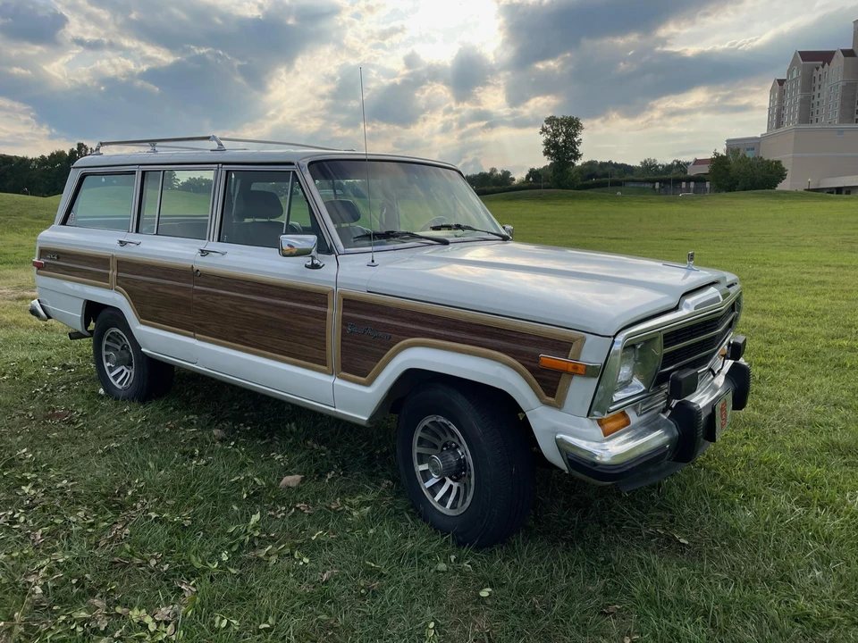 1988 Jeep SJ Grand Wagoneer - Image 15 of 31