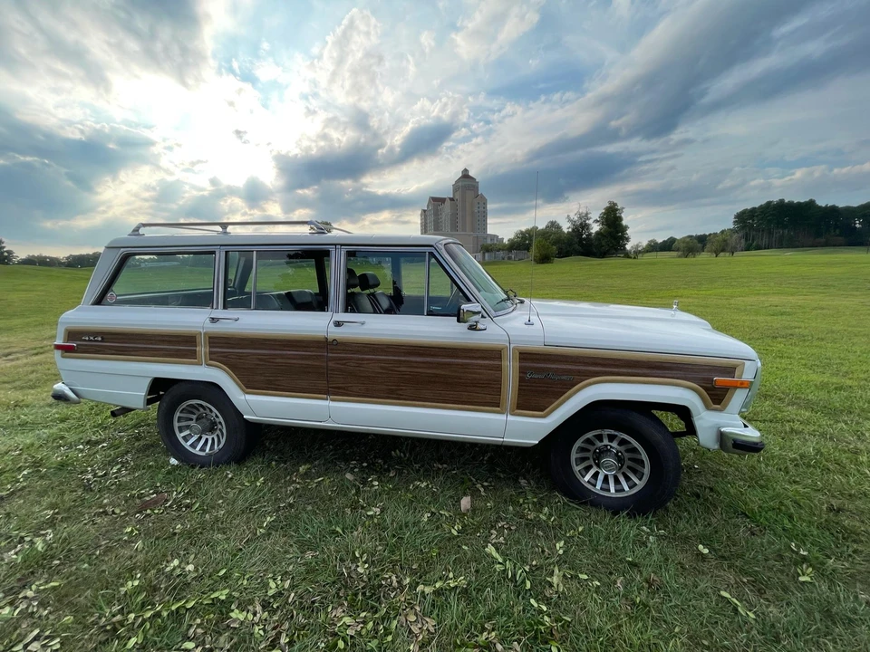 1988 Jeep SJ Grand Wagoneer - Image 16 of 31
