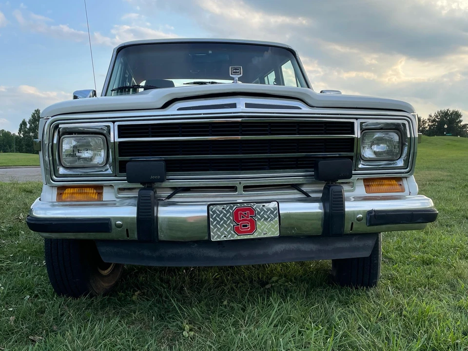 1988 Jeep SJ Grand Wagoneer - Image 8 of 31