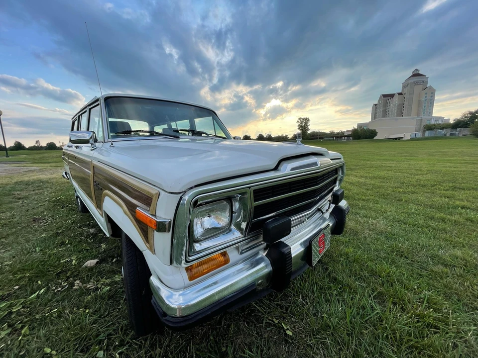 1988 Jeep SJ Grand Wagoneer - Image 12 of 31
