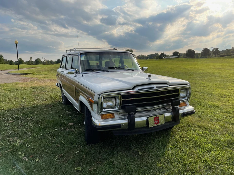1988 Jeep SJ Grand Wagoneer - Image 10 of 31