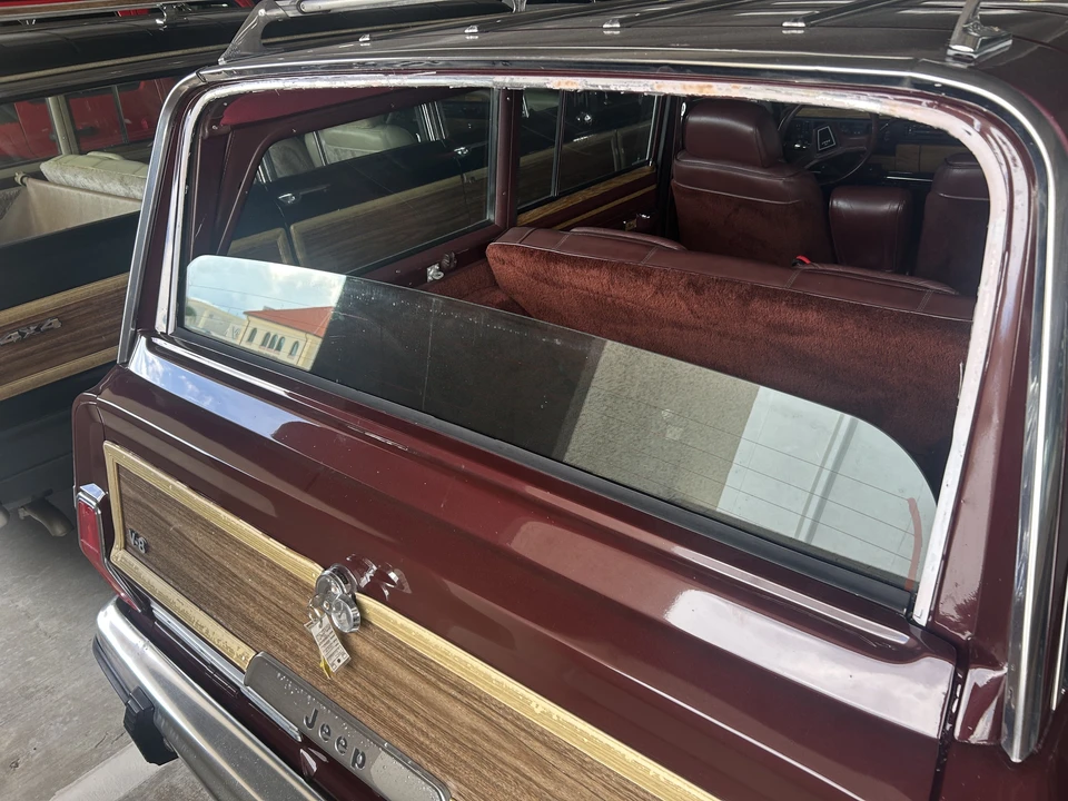 1988 Jeep SJ Grand Wagoneer - Image 16 of 31