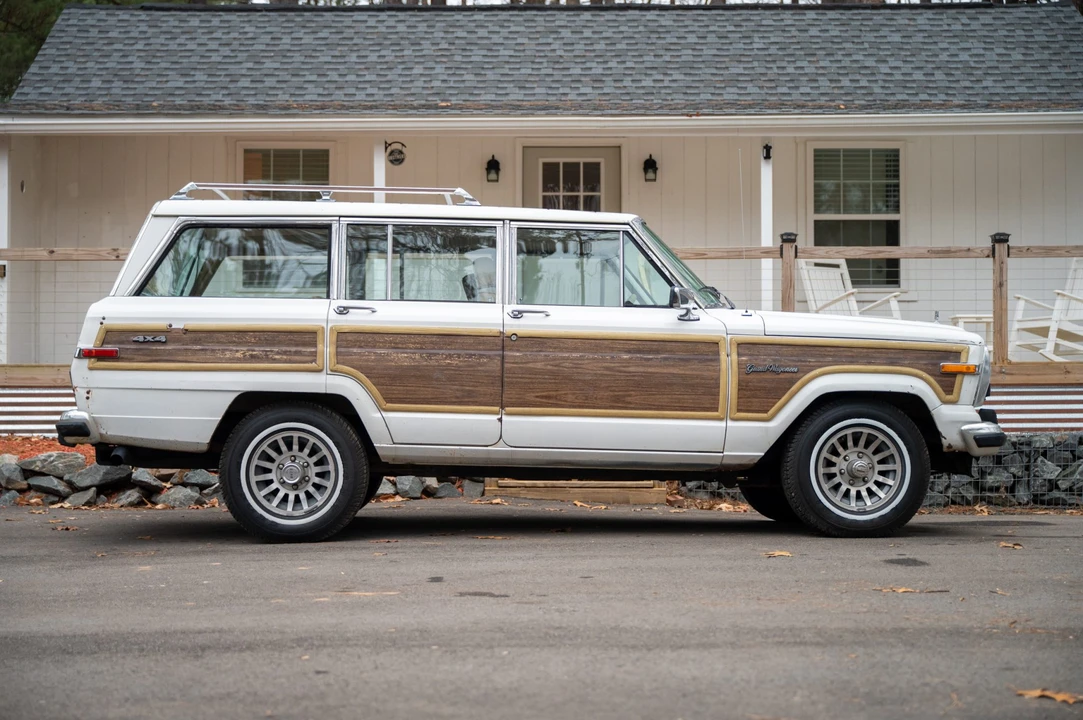 1988 Jeep SJ Grand Wagoneer - Image 7 of 31