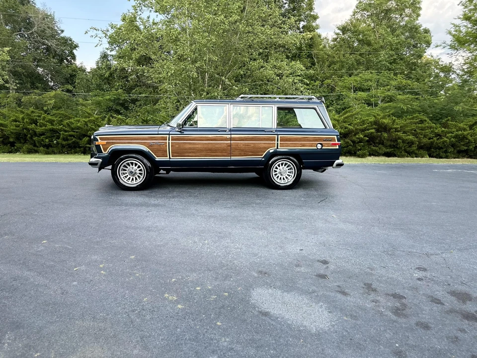1988 Jeep SJ Grand Wagoneer - Image 24 of 31