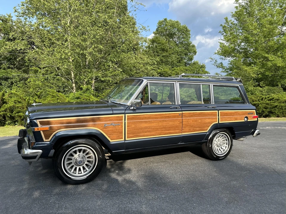 1988 Jeep SJ Grand Wagoneer - Image 13 of 31