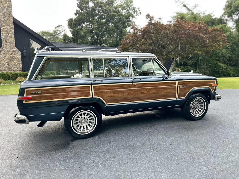 1988 Jeep SJ Grand Wagoneer - Image 7 of 31