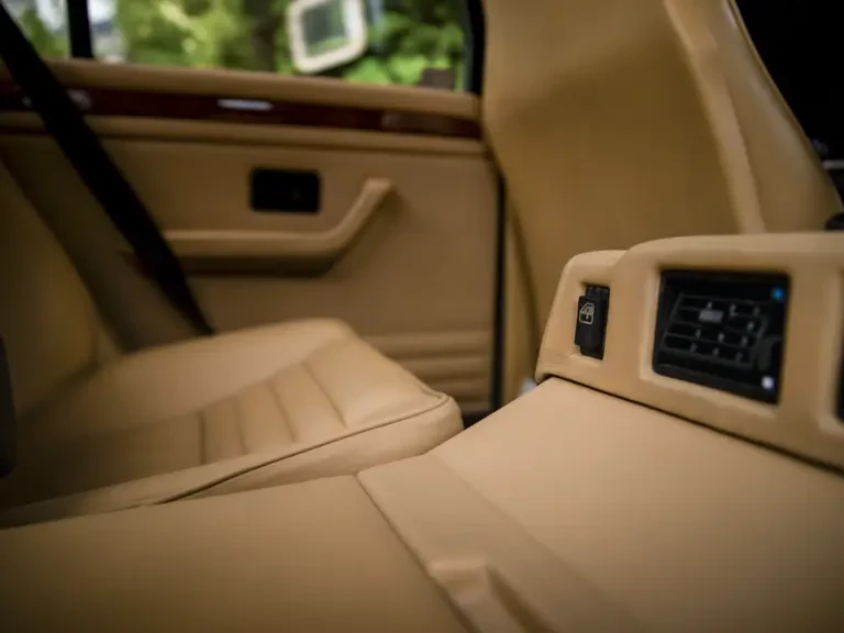 1988 Lamborghini LM002 - Image 17 of 31