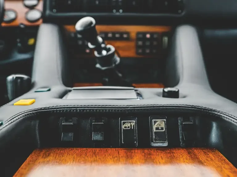 1988 Lamborghini LM002 - Image 17 of 31