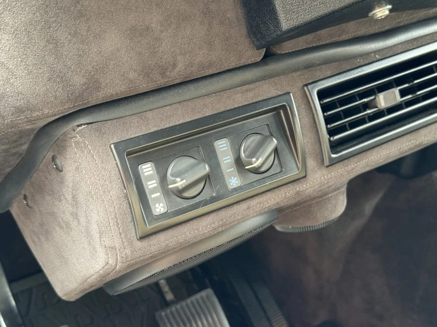 1988 Land Rover Defender 110 - Image 16 of 31