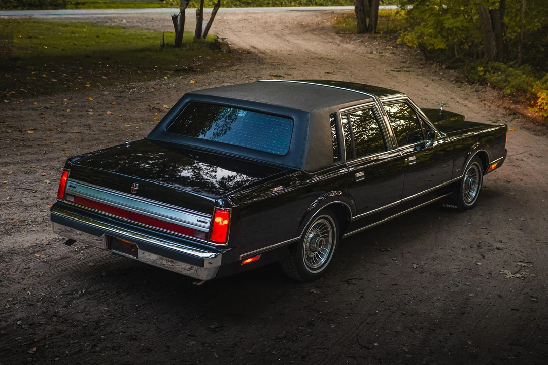 1988 Lincoln Town Car - Image 15 of 31
