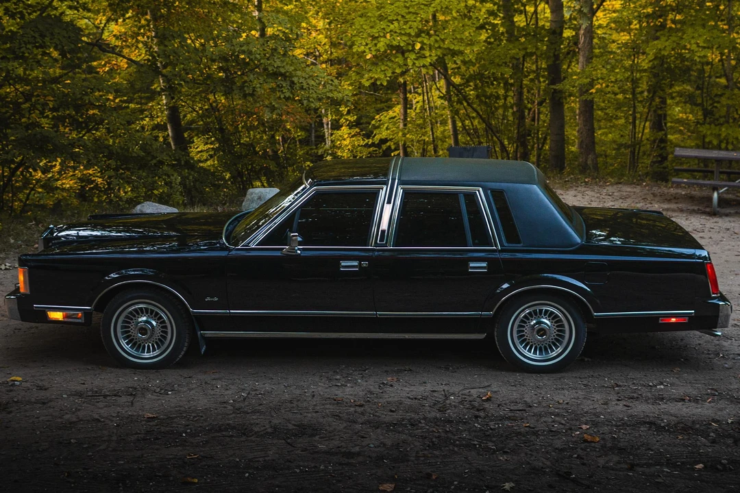 1988 Lincoln Town Car - Image 10 of 31