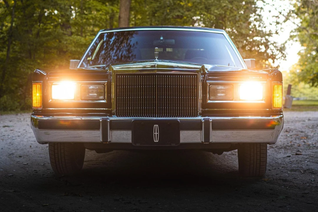 1988 Lincoln Town Car - Image 2 of 31