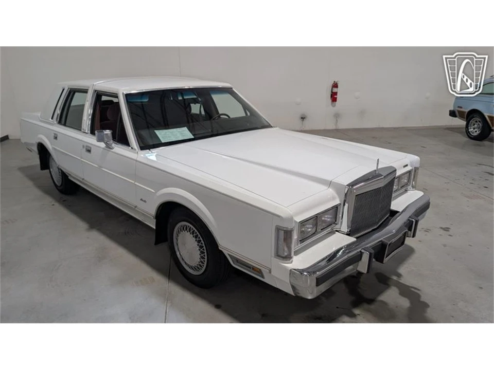 1988 Lincoln Town Car - Image 17 of 31