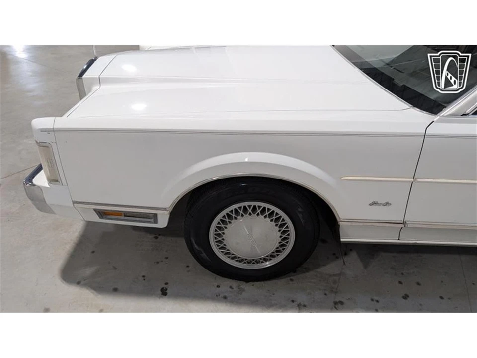 1988 Lincoln Town Car - Image 23 of 31