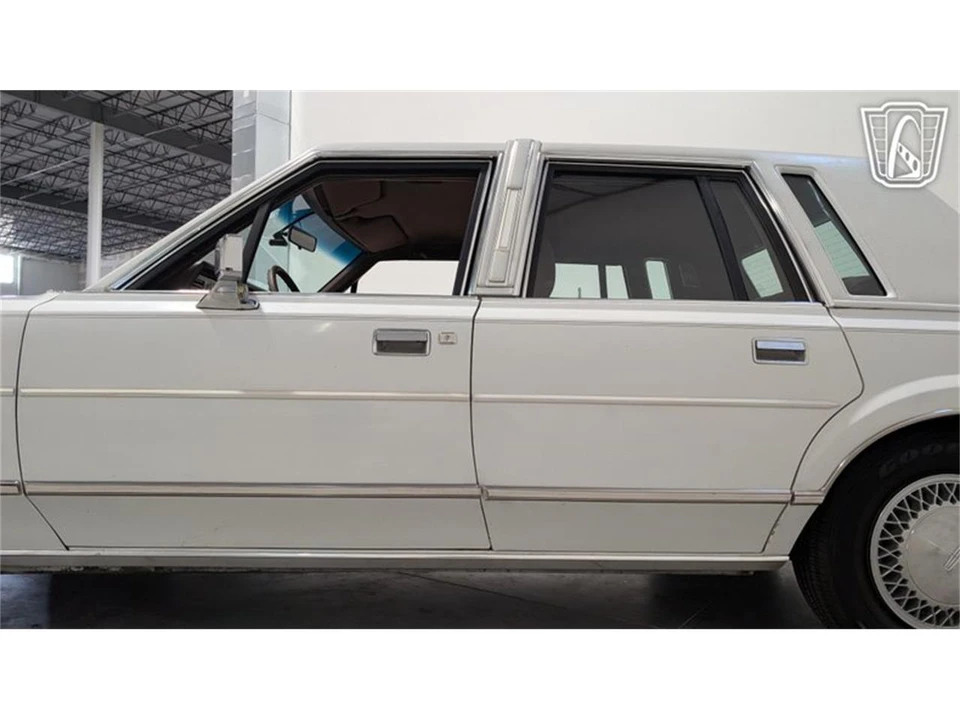 1988 Lincoln Town Car - Image 28 of 31