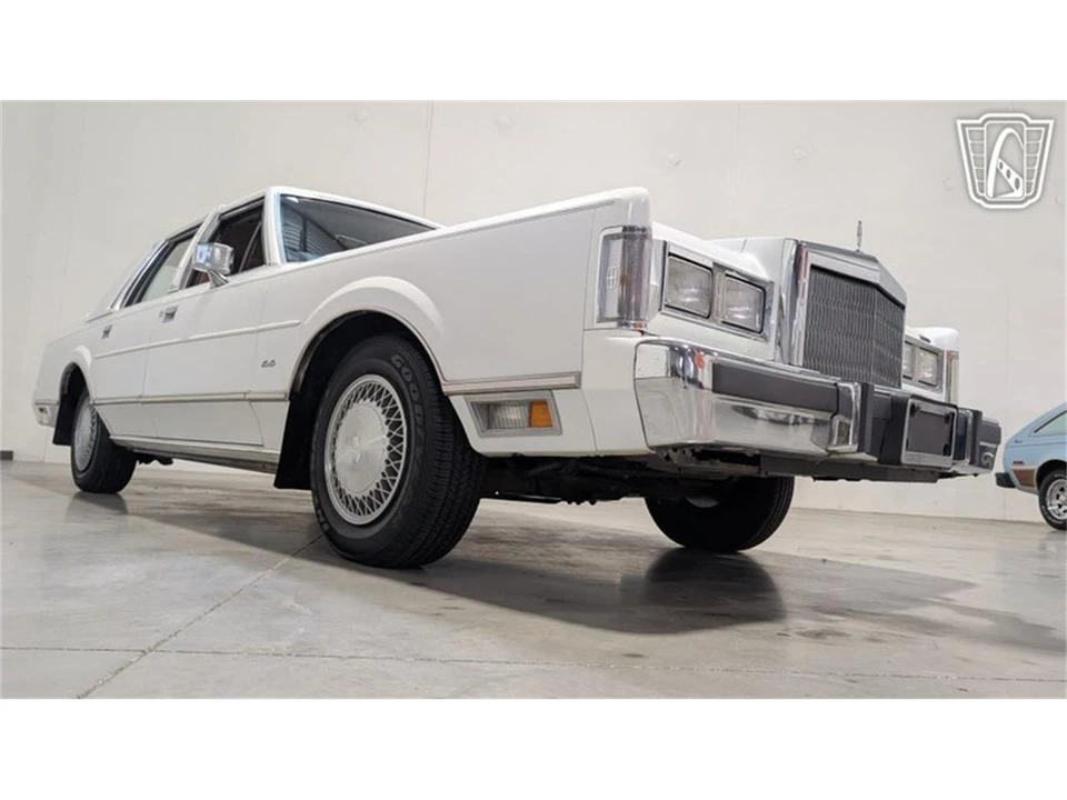 1988 Lincoln Town Car - Image 19 of 31